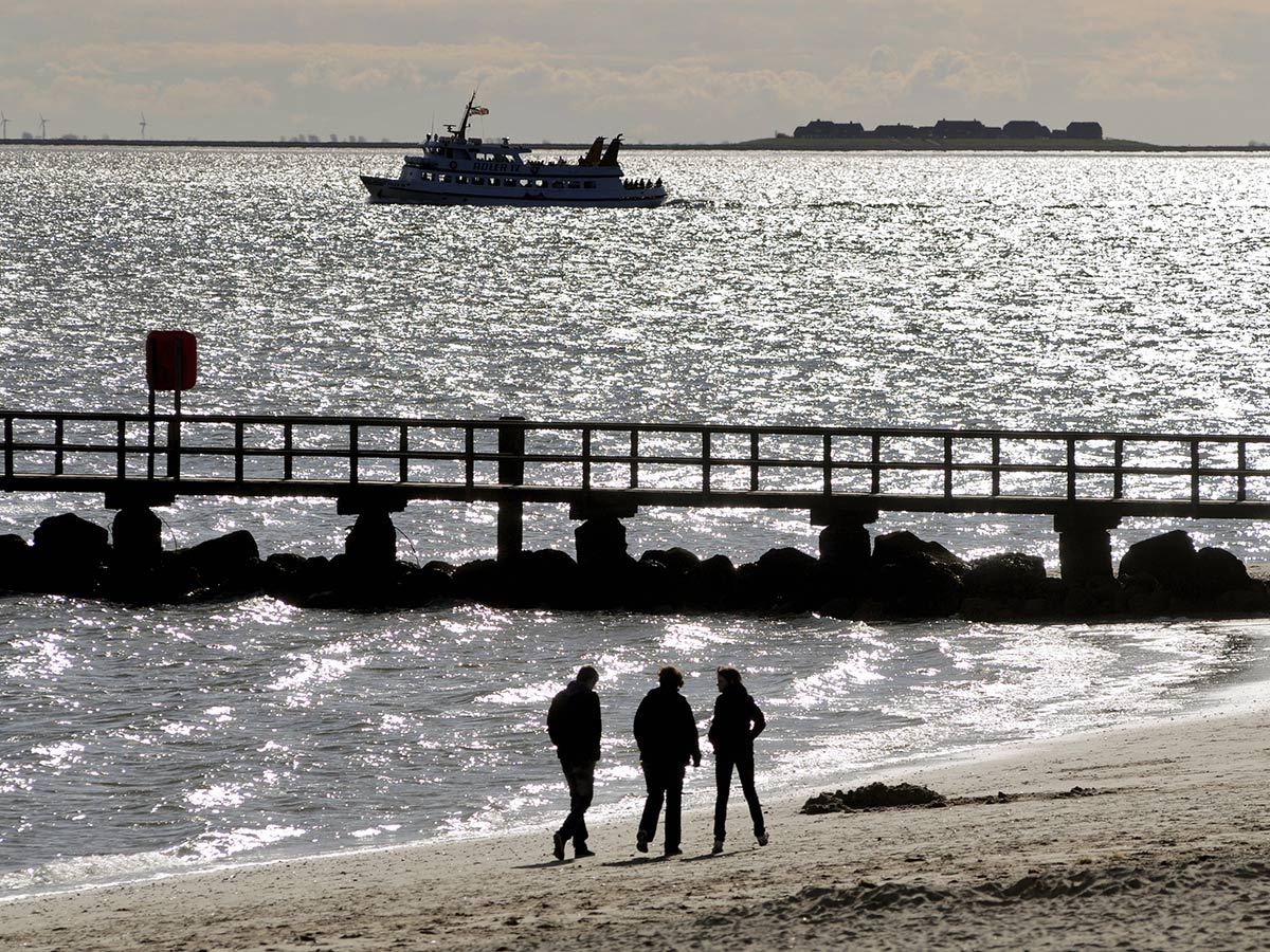 wyk-ein-nordseetraumauf-der-insel-foehr-am-strand-von-wyk-178978871.jpg