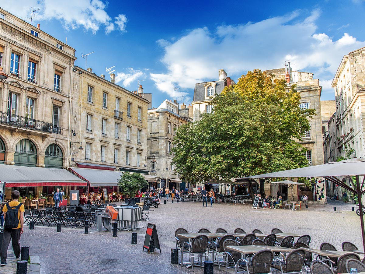 bordeaux-und-die-ile-de-re-entdecken-sie-die-traumhafte-franzoesische-atlantikkueste-bordeaux-place-saint-pierre-134660889.jpg