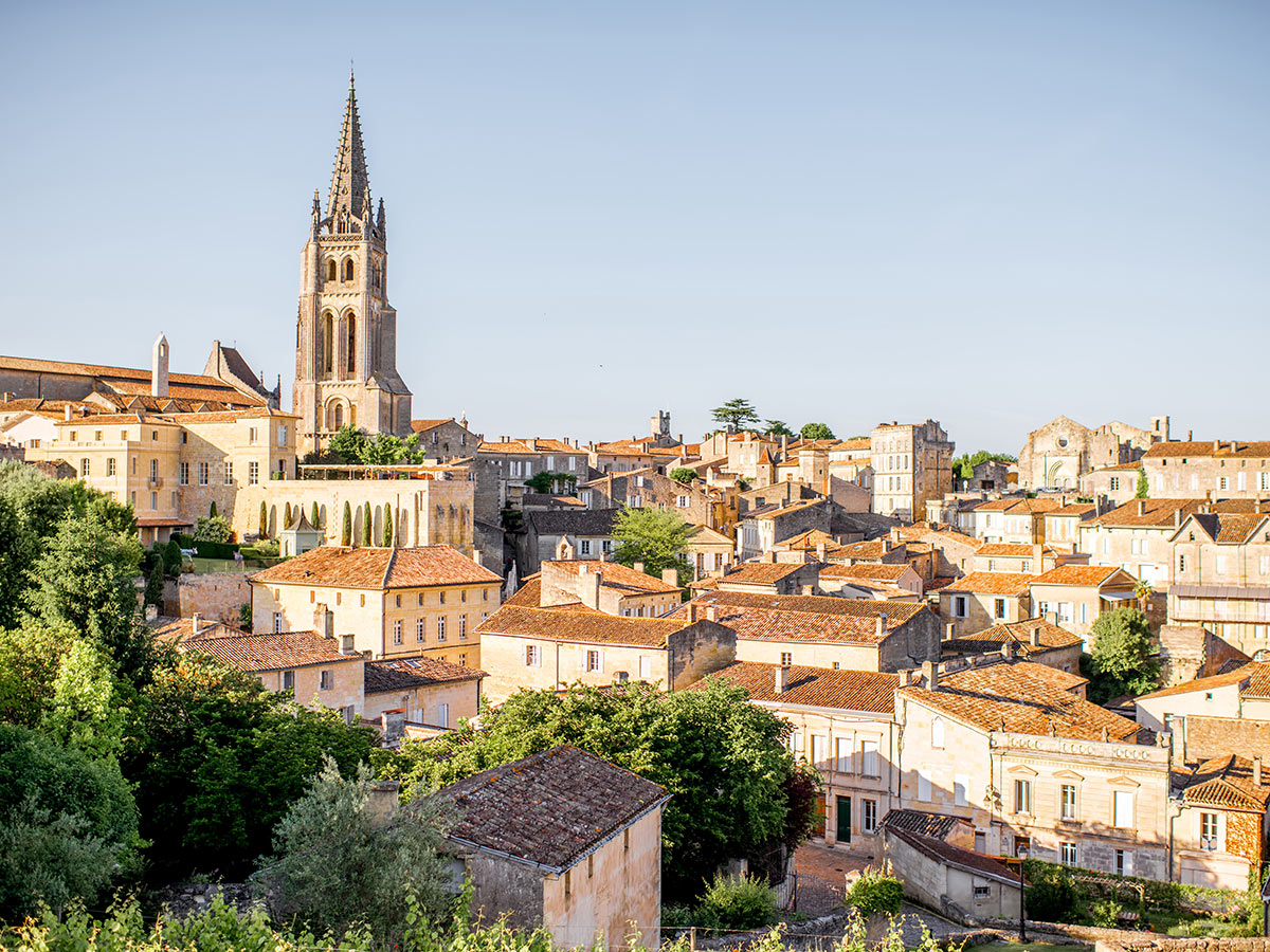 bordeaux-und-die-ile-de-re-entdecken-sie-die-traumhafte-franzoesische-atlantikkueste-saint-emilion-163380377.jpg