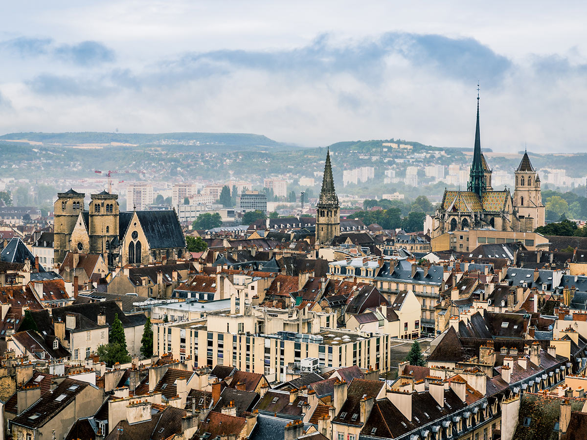 traumhaftes-burgund-und-cote-dor-entdecken-sie-elegante-staedte-vue-sur-dijon-du-haut-de-la-tour-philippe-le-bon-225214011.jpg