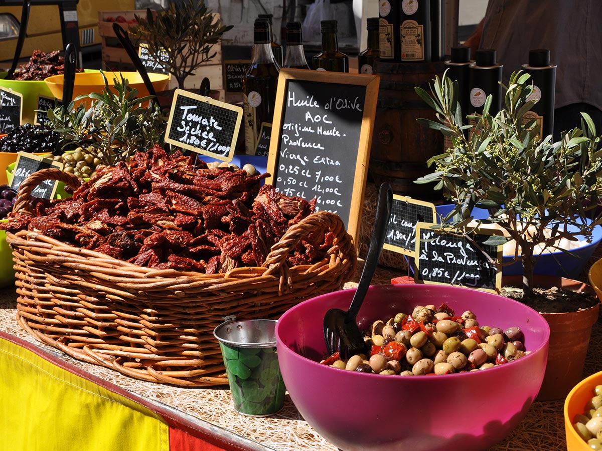 magische-cote-dazur-das-ewige-blau-marktstand-provence-32256990.jpg