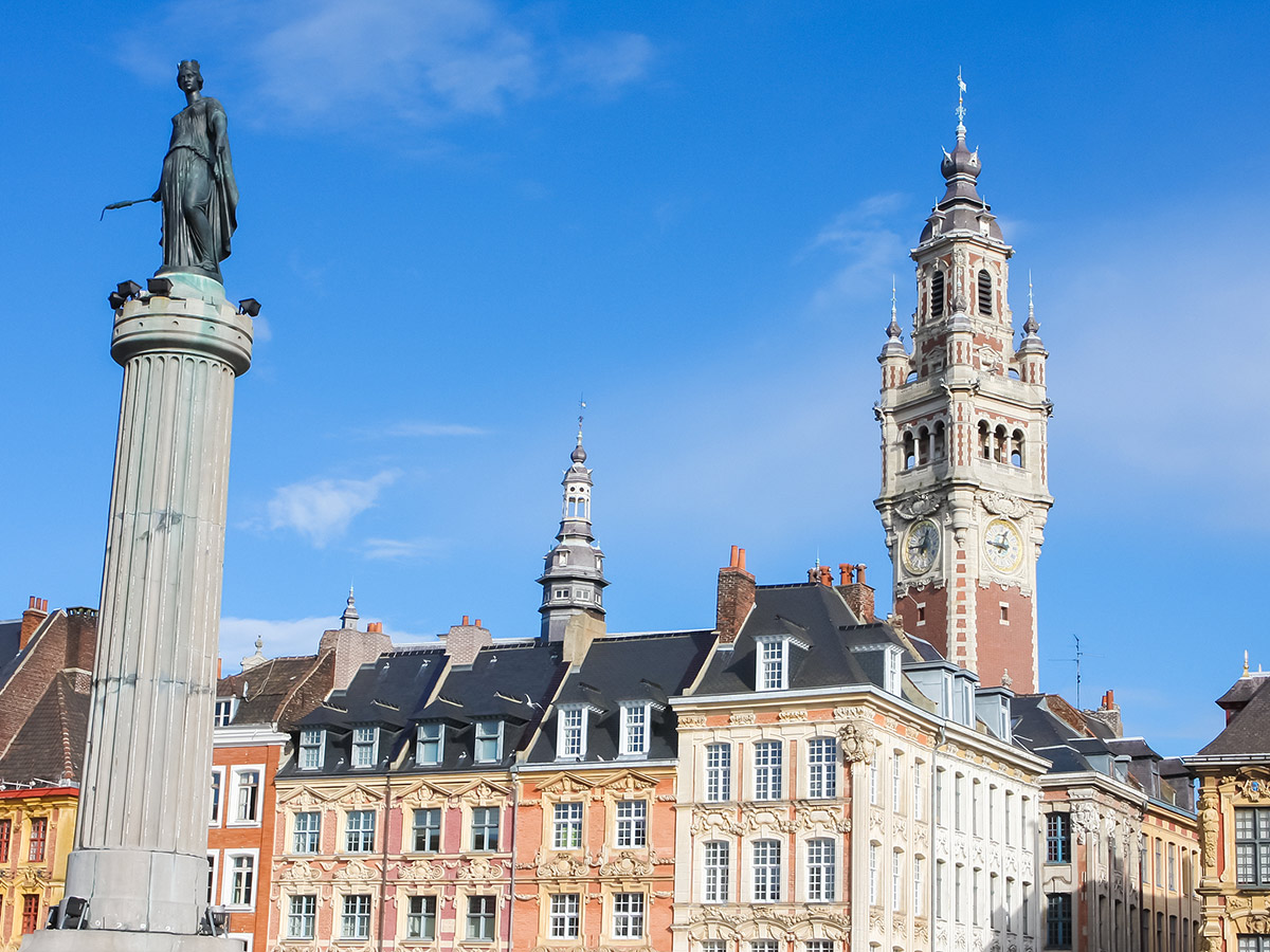 kulturregion-nord-pas-de-calais-und-lille-chambre-of-commerce-and-statue-deesse-in-lille-80248383.jpg