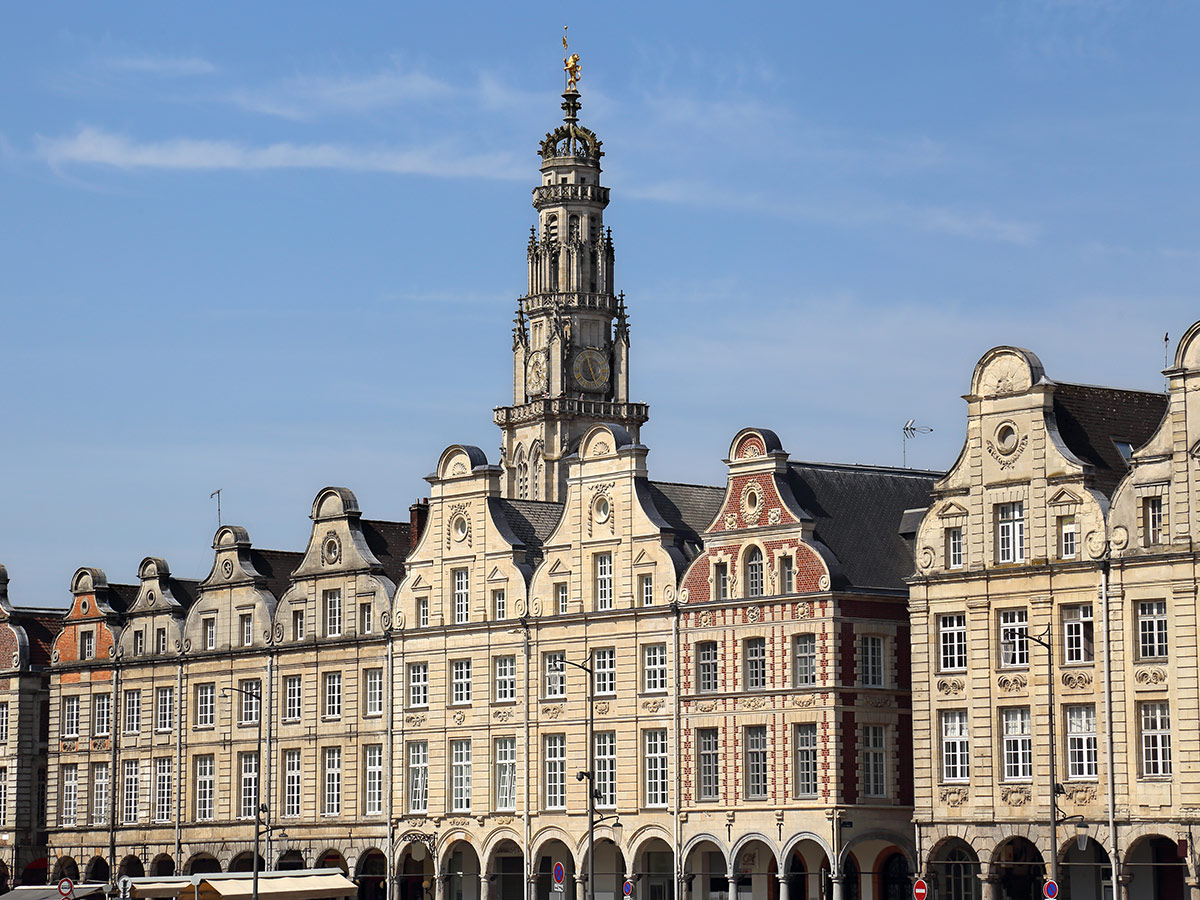 kulturregion-nord-pas-de-calais-und-lille-grand-place-in-arras-169946495.jpg