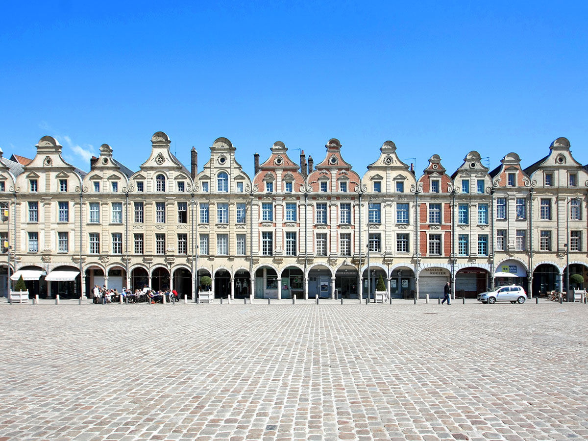 lille-und-arras-kulturregion-nord-pas-de-calais-grand-place-in-arras-41536342.jpg