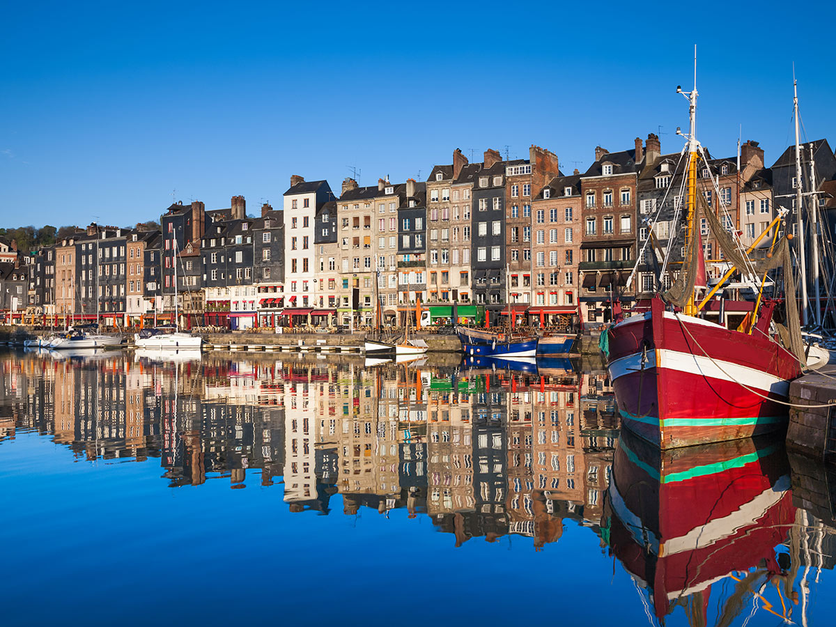 normandie-zur-apfelbluete-honfleur-harbour-103714880.jpg