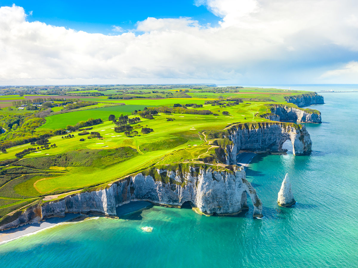 normandie-zur-apfelbluete-im-land-von-calvados-und-cidre-mit-den-kuestenstaedtchen-trouville-sur-mer-kueste-von-etretat-274571371.jpg