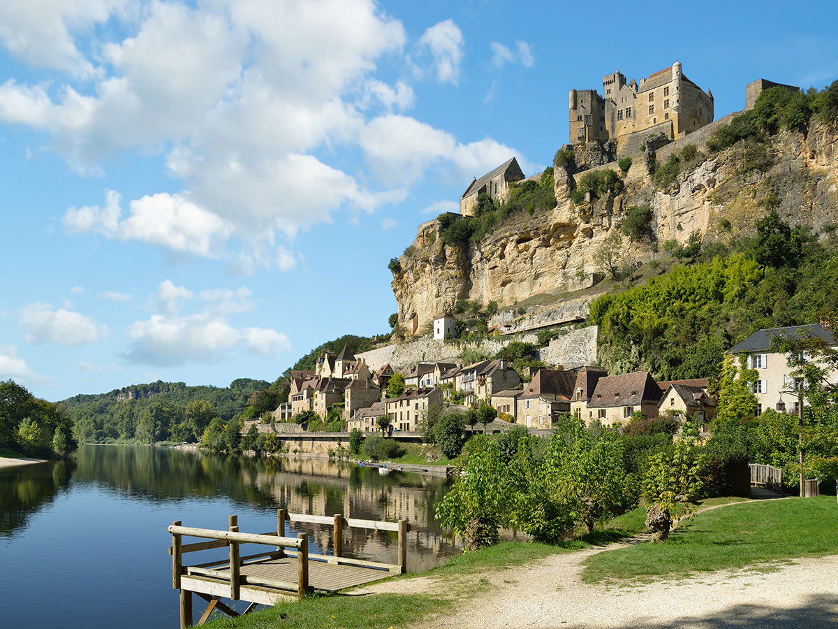 perigord-und-bordeaux-burg-beynac-im-perigord-64220699.jpg