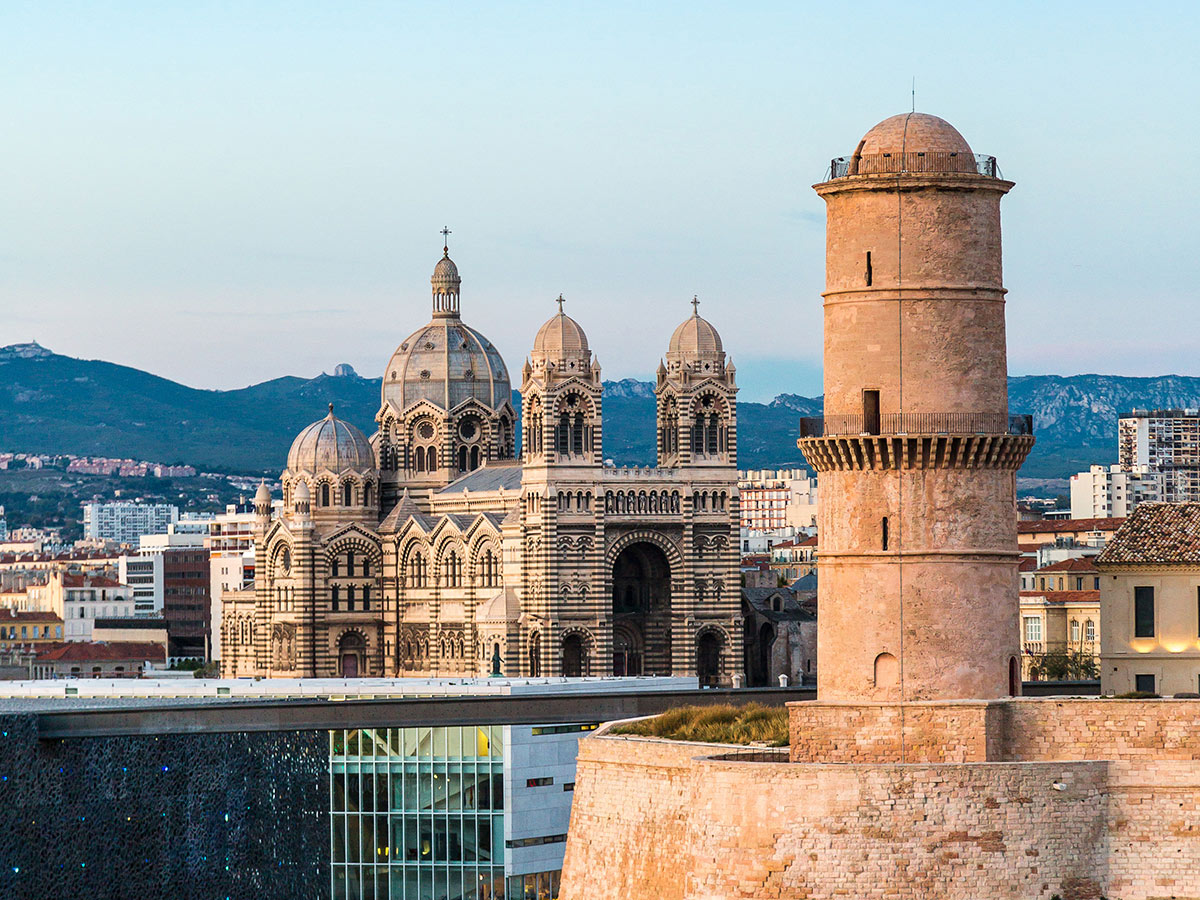 provence-aix-en-provence-im-herzen-der-provence-kathedrale-von-marseille-80351293.jpg