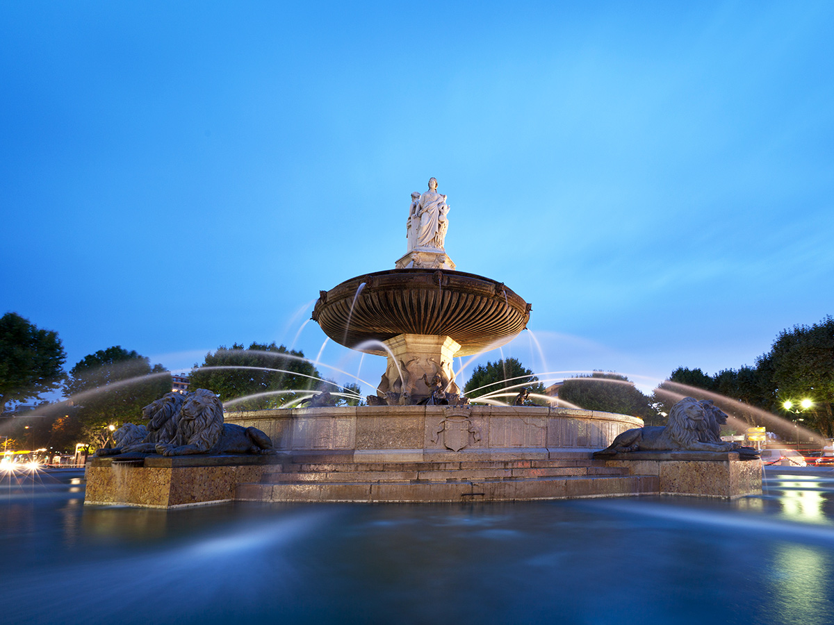 provence-aix-en-provence-im-herzen-der-provence-la-rotonde-fountain-28790316.jpg