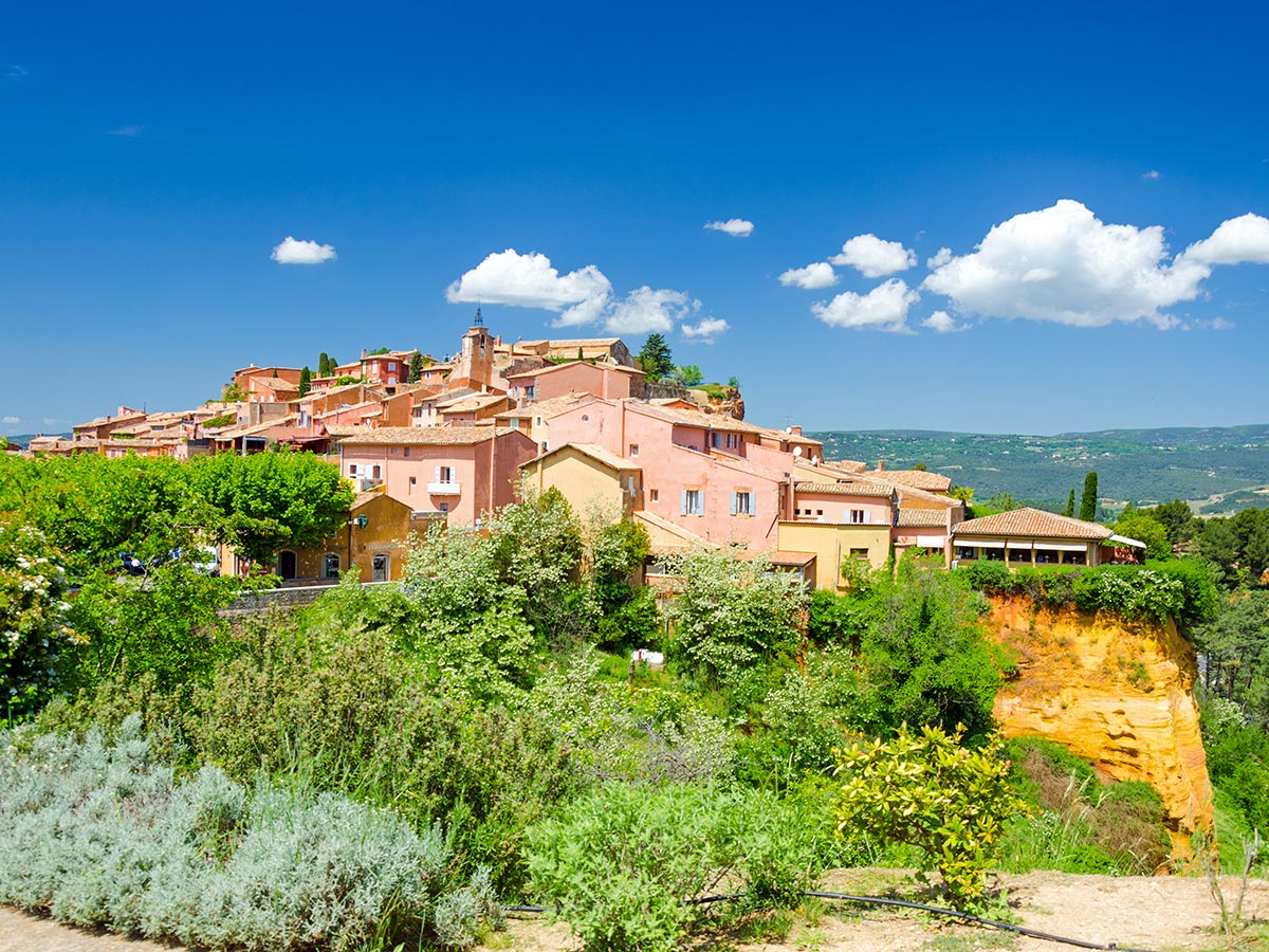 traumhafte-lavendelbluete-die-provence-und-der-luberon-roussillon-frankreich-65731199.jpg