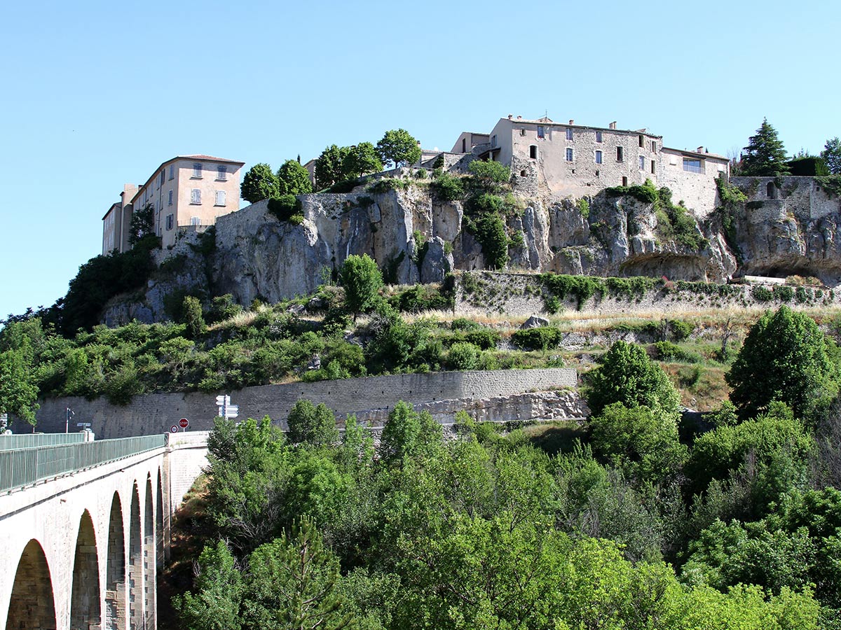 traumhafte-lavendelbluete-die-provence-und-der-luberon-sault-164070905.jpg