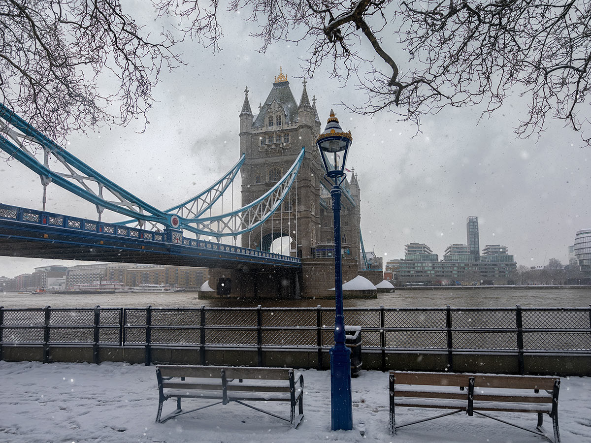 london-winterwonderland-in-der-metropole-blick-auf-die-eingeschneite-tower-bridge-am-ufer-der-thems-219940217.jpg