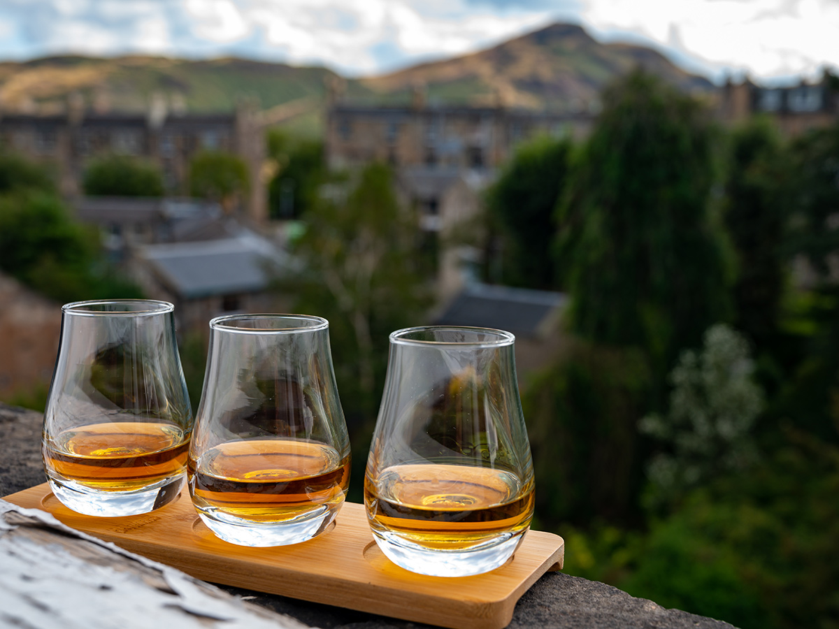 typisch-schottland-mit-loch-ness-den-highlands-und-edinburgh-single-malt-scotch-whisky-mit-dem-blick-auf-edinburgh-550142121.jpg