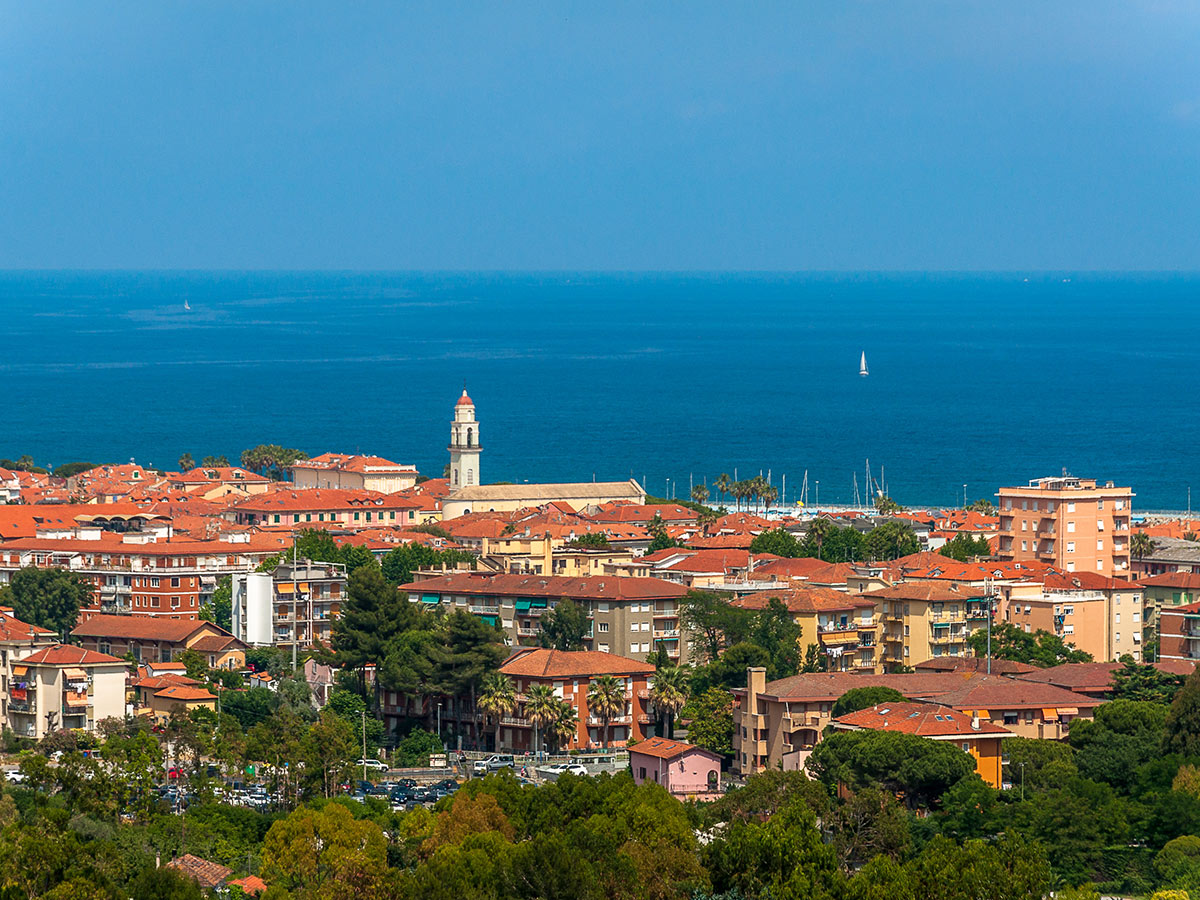 diano-marina-italienische-blumenriviera-mit-besuch-von-monaco-und-genua-blick-auf-diano-marina-159292439.jpg