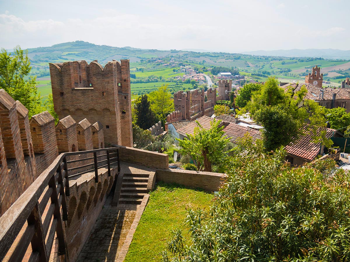 gatteo-a-mare-fruehsommer-an-der-adria-mit-herrlichem-hinterland-gradara-schloss-in-gradara-156717939.jpg