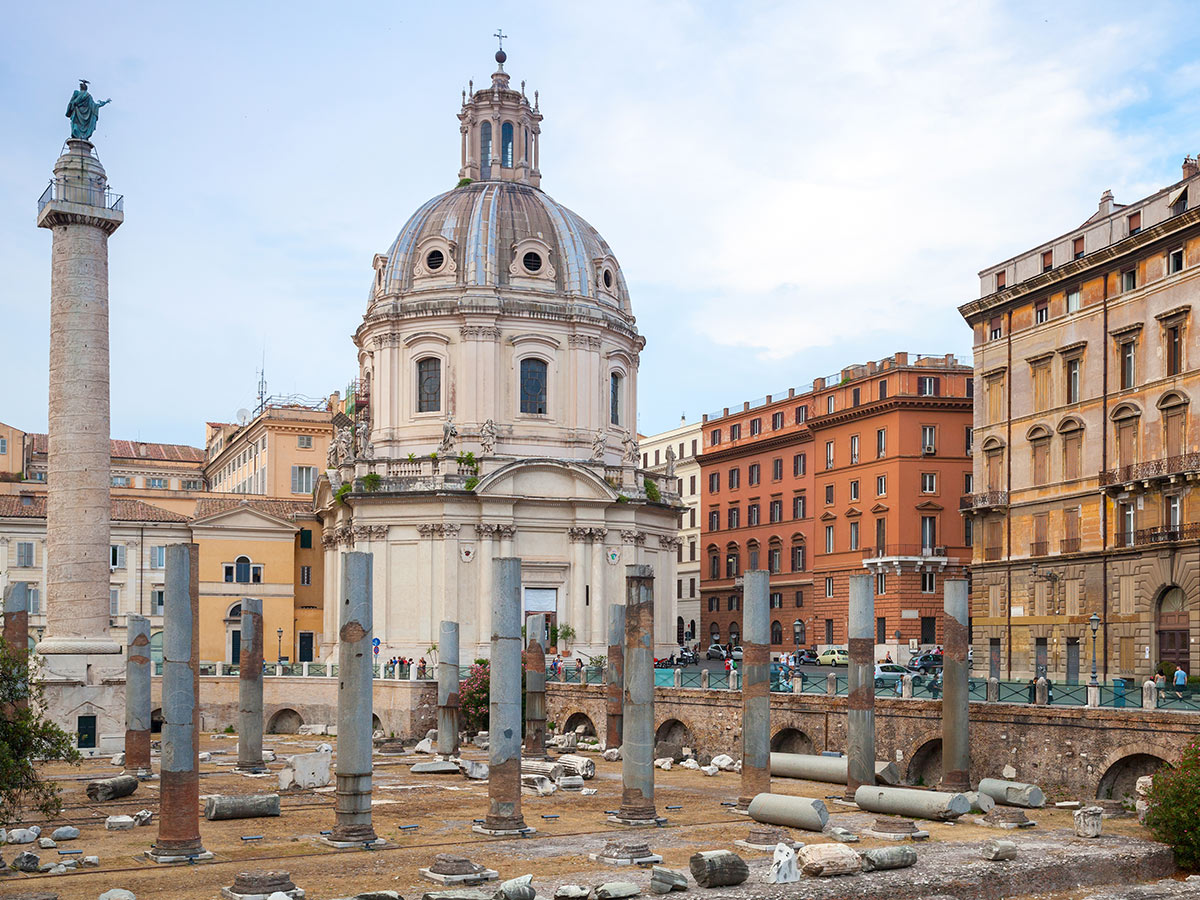 italienische-adria-trajan-column-and-santa-maria-di-loreto-church-92954981.jpg