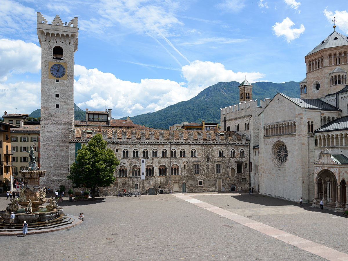 meran-trento-piazza-duomo-and-the-torre-civica-86404978.jpg