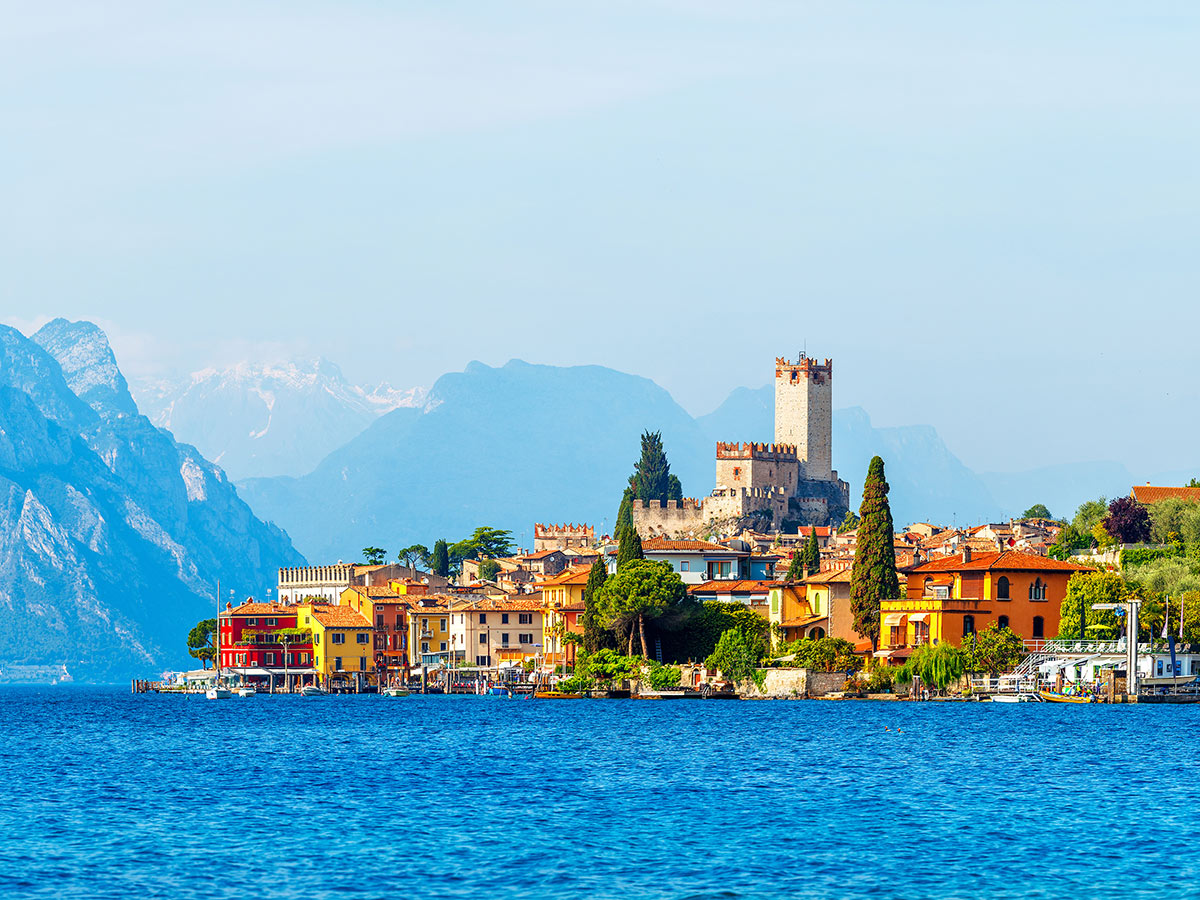 riva-del-garda-herbstimpressionen-am-gardasee-blick-auf-die-altstadt-von-malcesine-115712353.jpg