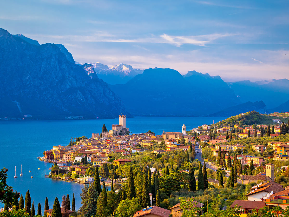 riva-del-garda-sommer-am-gardasee-blick-auf-malcesine-163622906.jpg