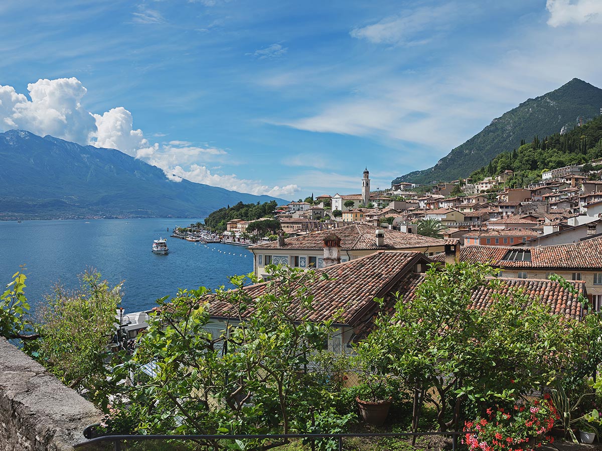 riva-del-garda-sommer-am-gardasee-stadtblick-limone-115200525.jpg