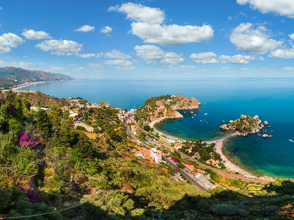 sizilien-fruehling-auf-italiens-groesster-insel-mit-dampfenden-vulkanen-und-antiken-schaetzen-taormina-410742847.jpg