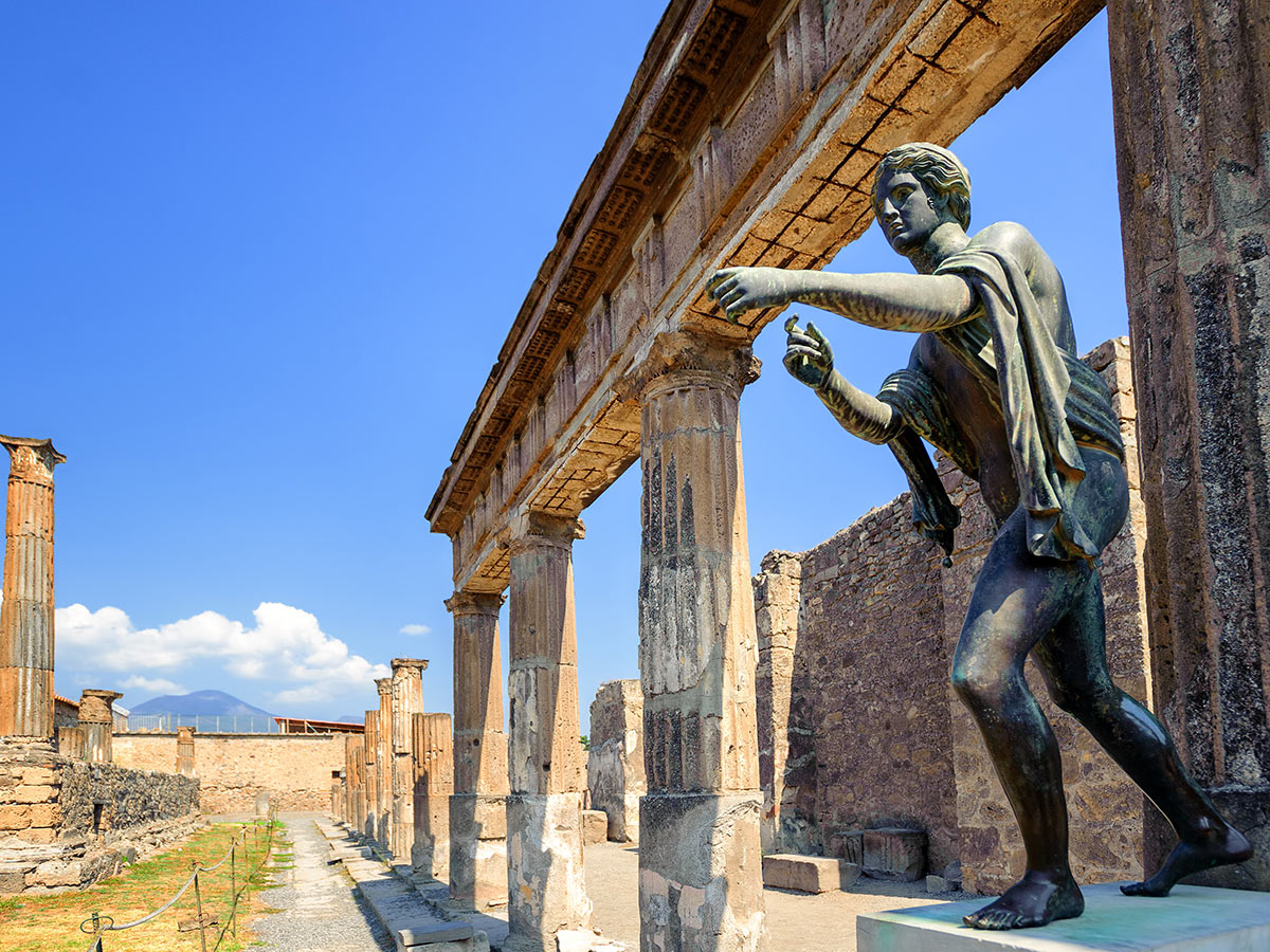 sorrent-und-insel-capri-ruins-of-apollo-temple-pompeii-naples-106318574.jpg