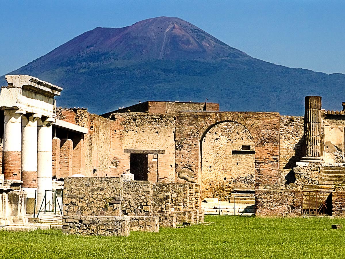 sorrent-und-insel-capri-traumhafte-amalfikueste-und-der-golf-von-neapel-pompeji-15227288.jpg