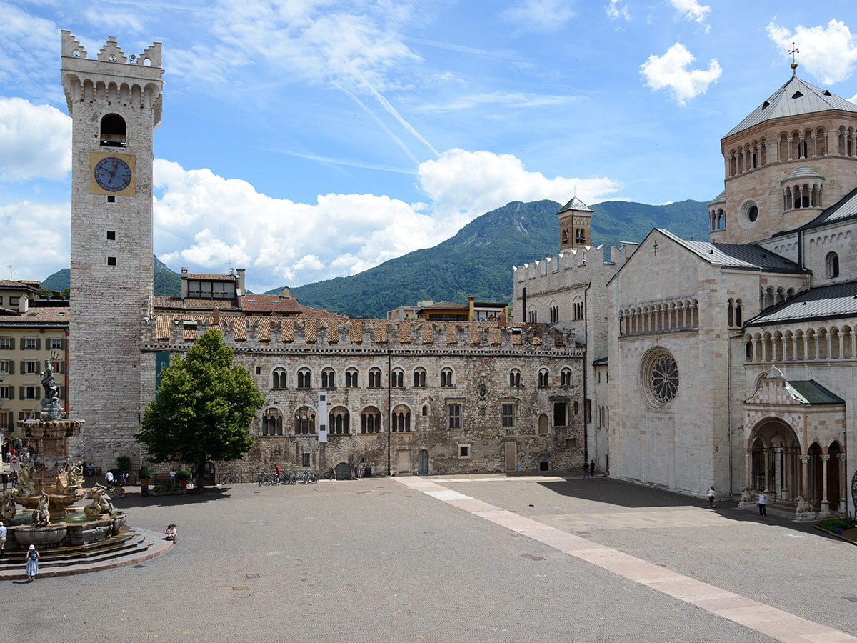 sterzing-trento-piazza-duomo-and-the-torre-civica-86404978.jpg