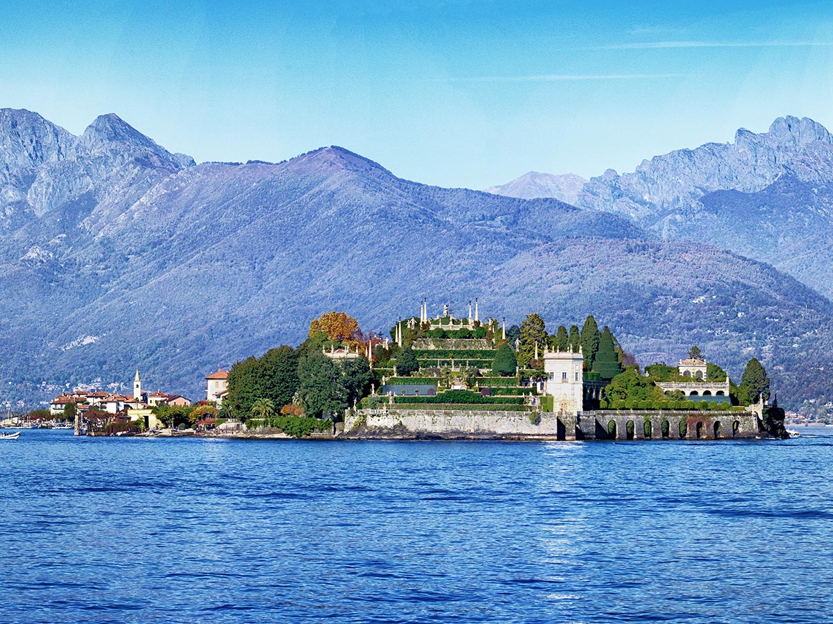 stresa-am-lago-maggioro-zauberhafte-oberitalienischer-see-blick-auf-isola-bella-125718816.jpg