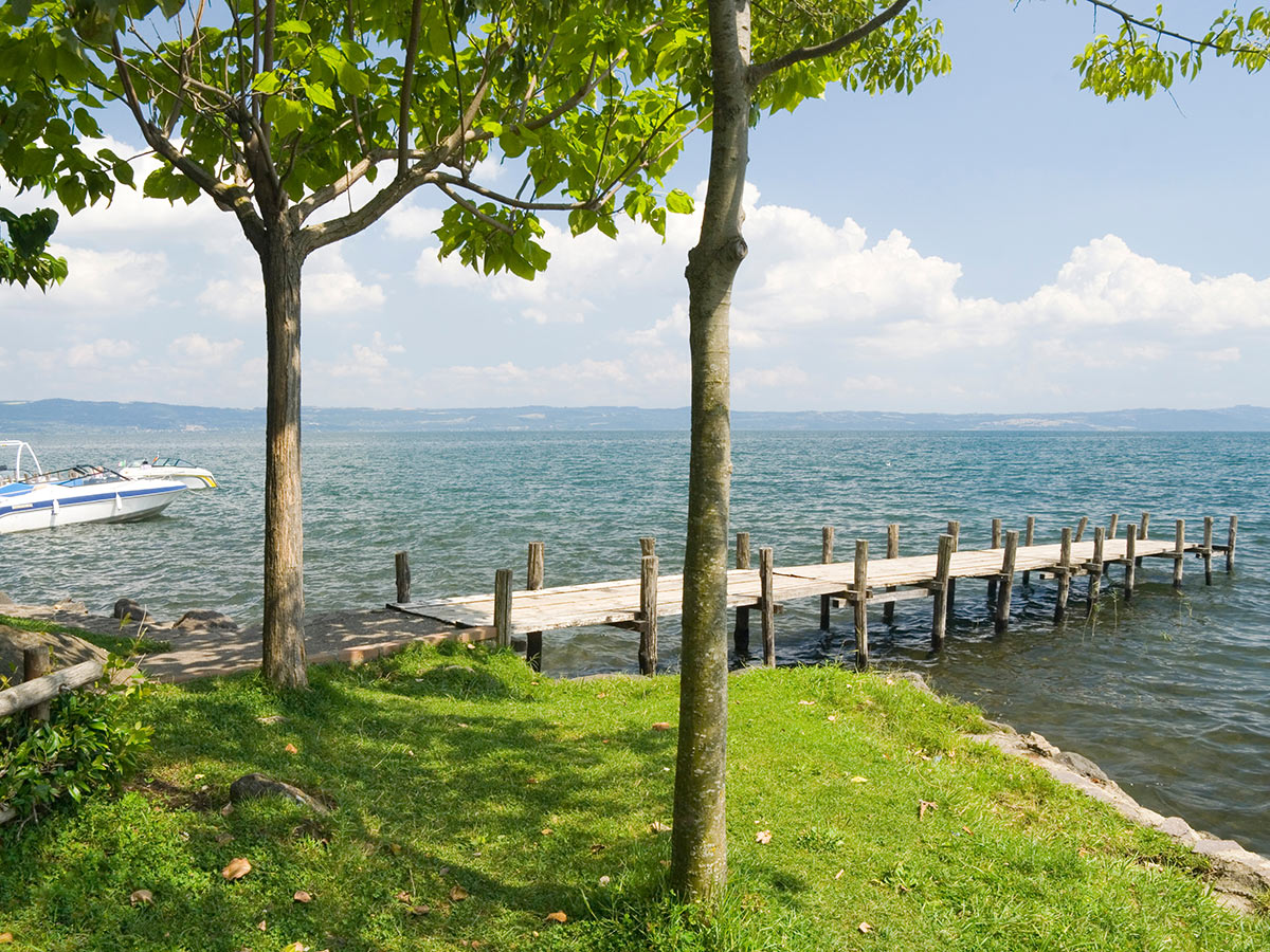 suedliche-toskana-und-umbrien-abwechslungsreiche-landschaft-und-geschichtstraechtige-staedte-lago-di-bolsena-16703388.jpg