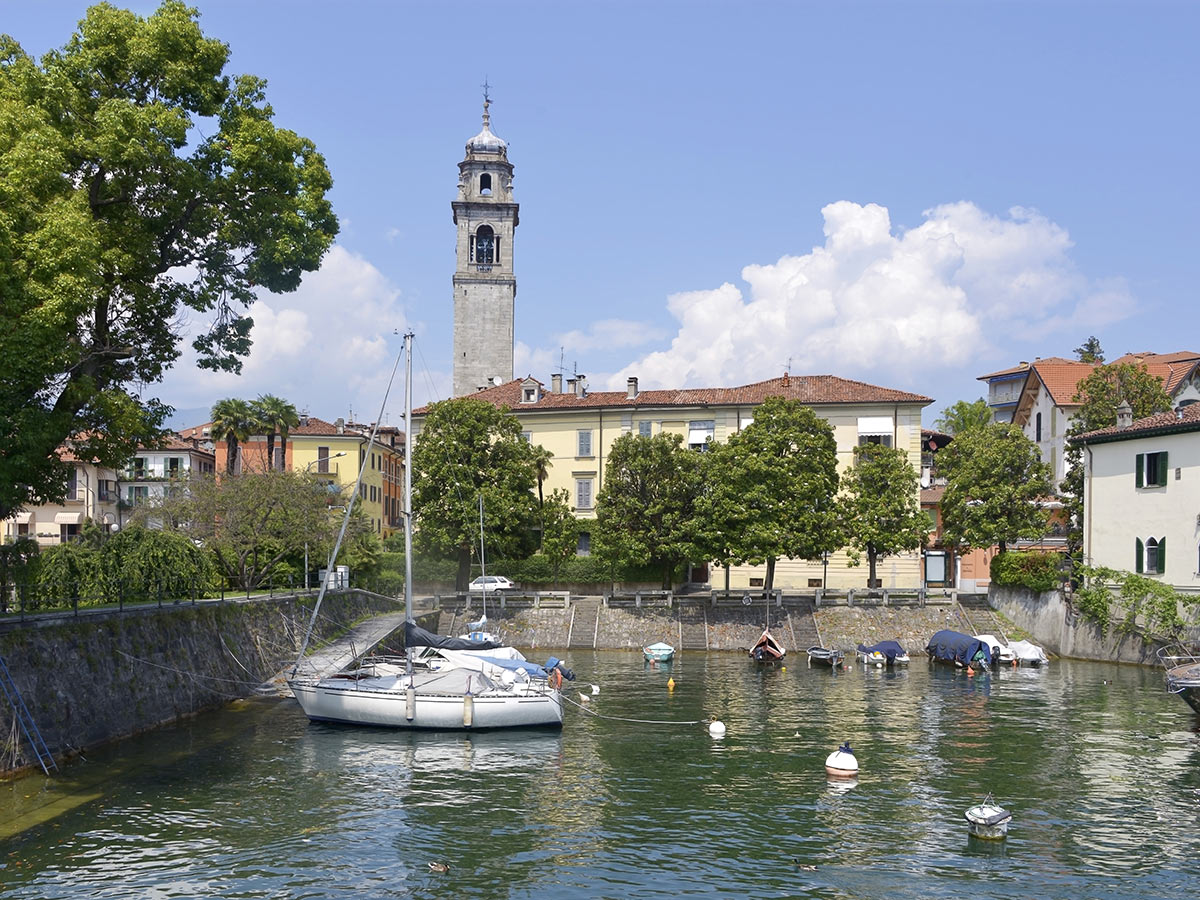 verbania-pallanza-bluehender-lago-maggiore-hafen-von-pallanza-in-verbania-157696097.jpg