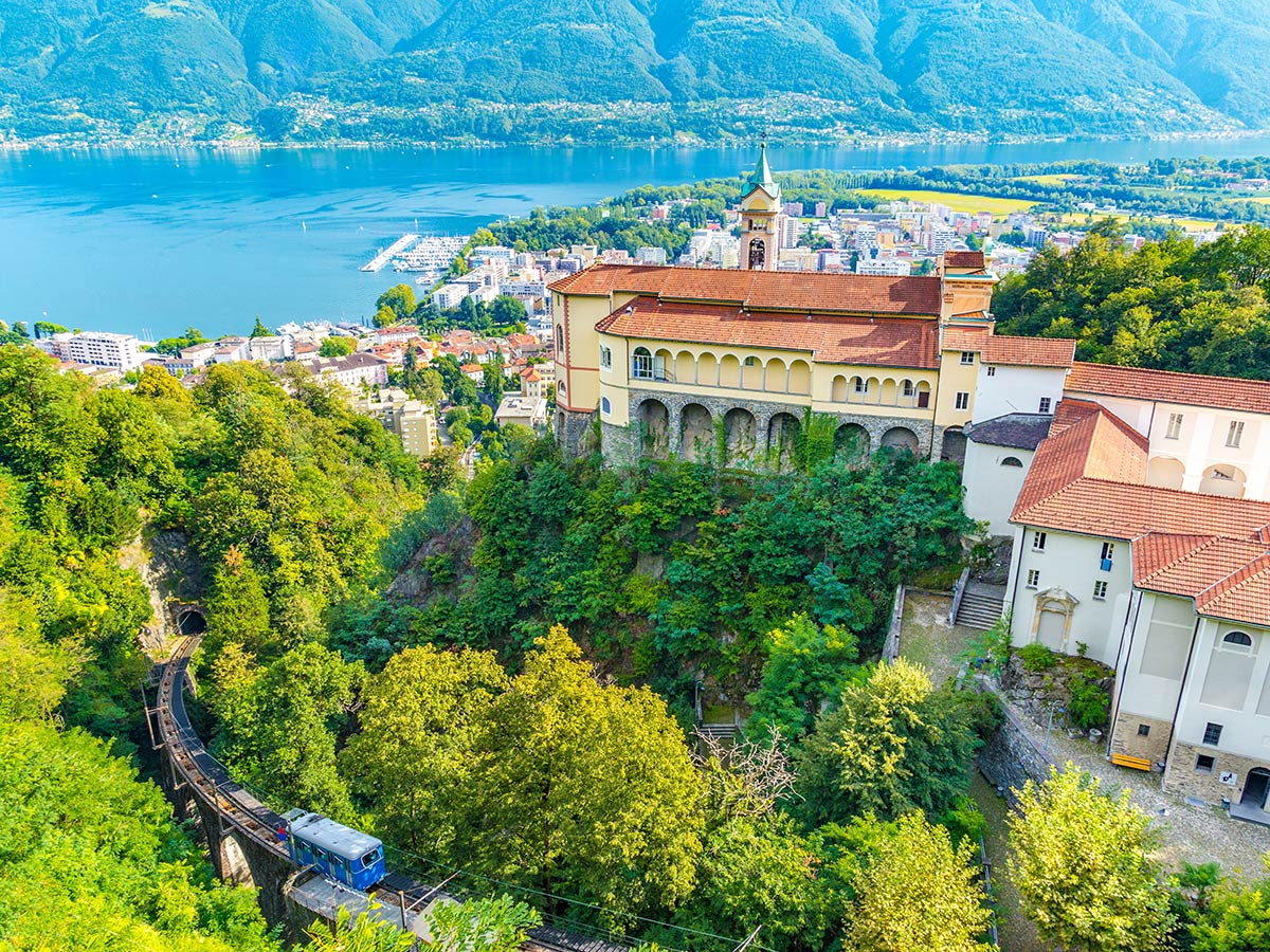 verbania-pallanza-bluehender-lago-maggiore-wallfahrtskirche-der-madonna-del-sasso-in-locarno-193041070.jpg