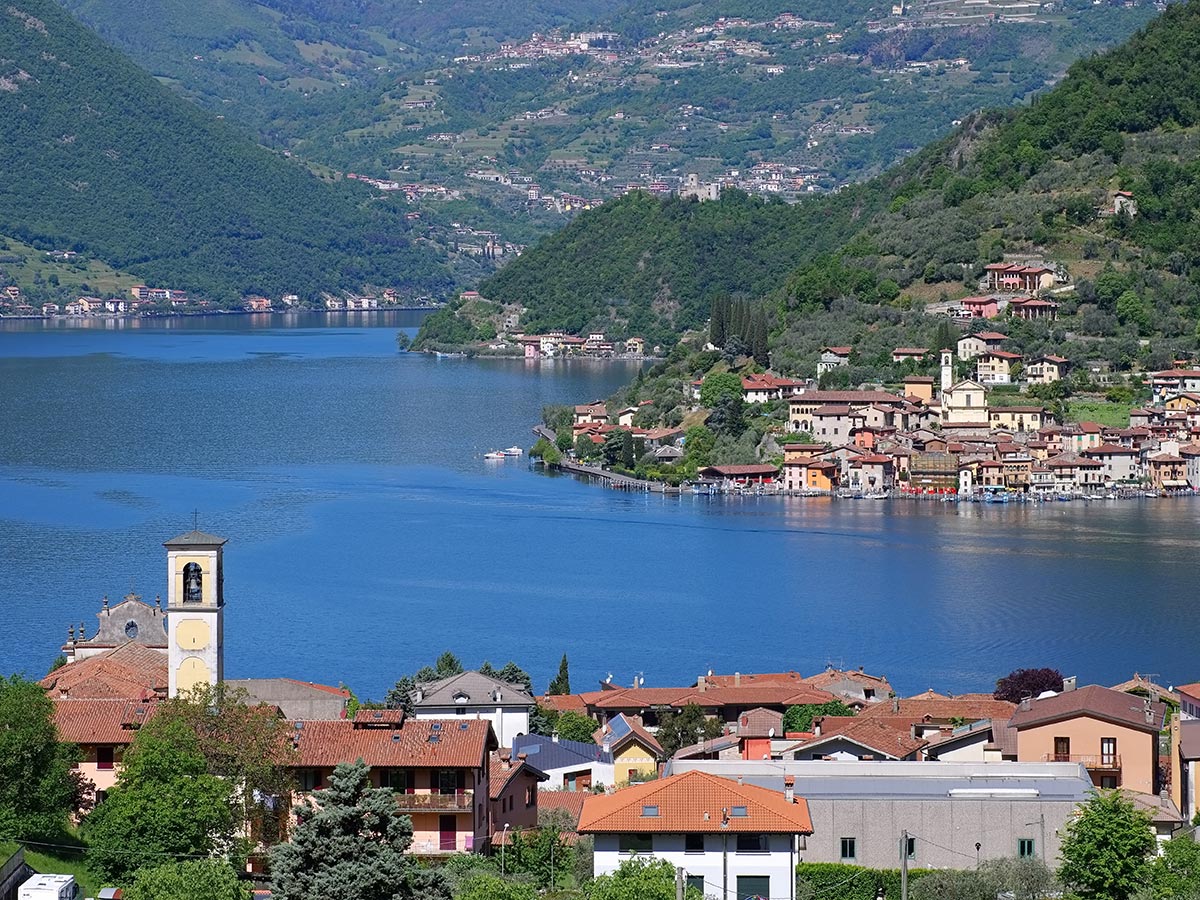 versteckte-ecken-rund-um-den-gardasee-mit-schiffahrt-zur-isola-del-garda-und-besuch-des-gartens-von-andre-heller-iseosee-monte-isola-in-oberitalien-153842802.jpg