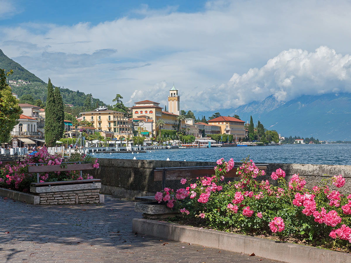 versteckte-ecken-rund-um-den-gardasee-mit-schiffahrt-zur-isola-del-garda-und-besuch-des-gartens-von-andre-heller-malerische-uferpromenade-mit-rosen-in-gardone-am-gardasee-114907945.jpg