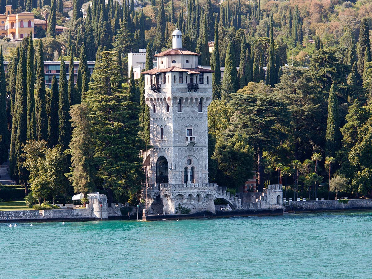 versteckte-ecken-rund-um-den-gardasee-mit-schiffahrt-zur-isola-del-garda-und-besuch-des-gartens-von-andre-heller-turm-von-gardone-25381718.jpg