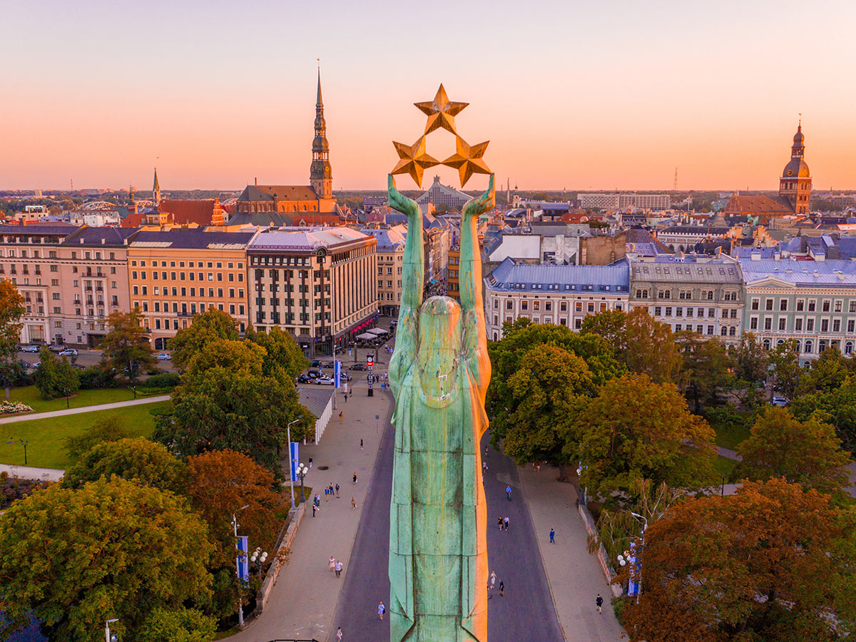 riga-die-hansestadt-am-baltischen-meer-freiheitsdenkmal-373510578.jpg