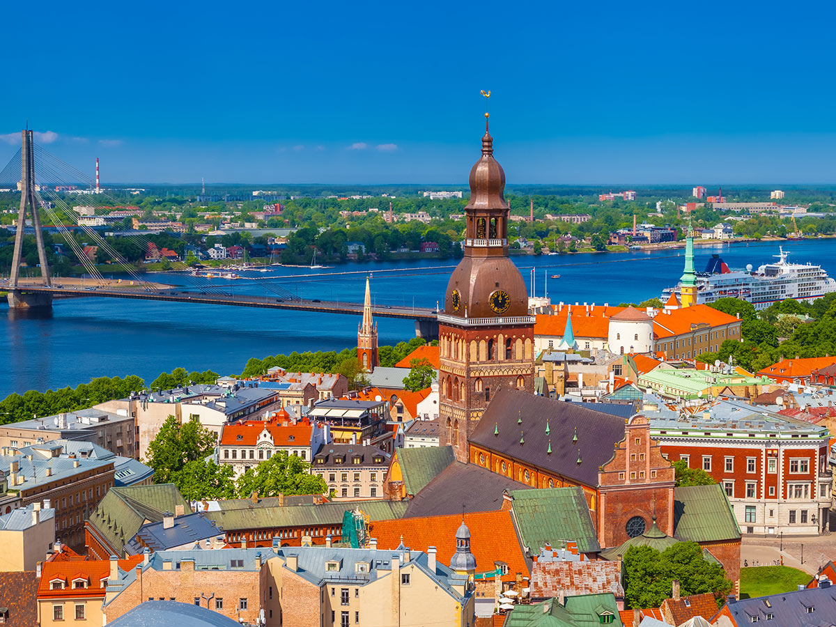 riga-die-hansestadt-am-baltischen-meer-petrikirche-in-riga-112196111.jpg