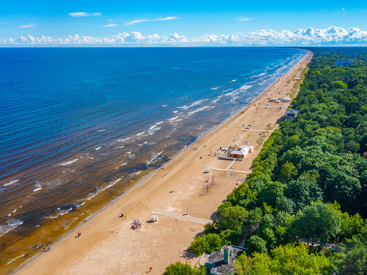 riga-die-hansestadt-am-baltischen-meer-strand-in-jurmala-586401123.jpg