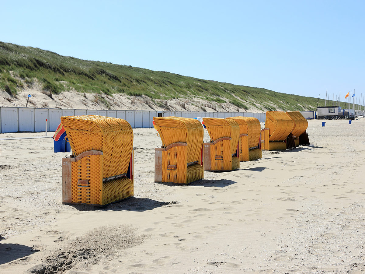 egmond-aan-zee-besuch-keukenhof-roofed-wicker-beach-87027594.jpg