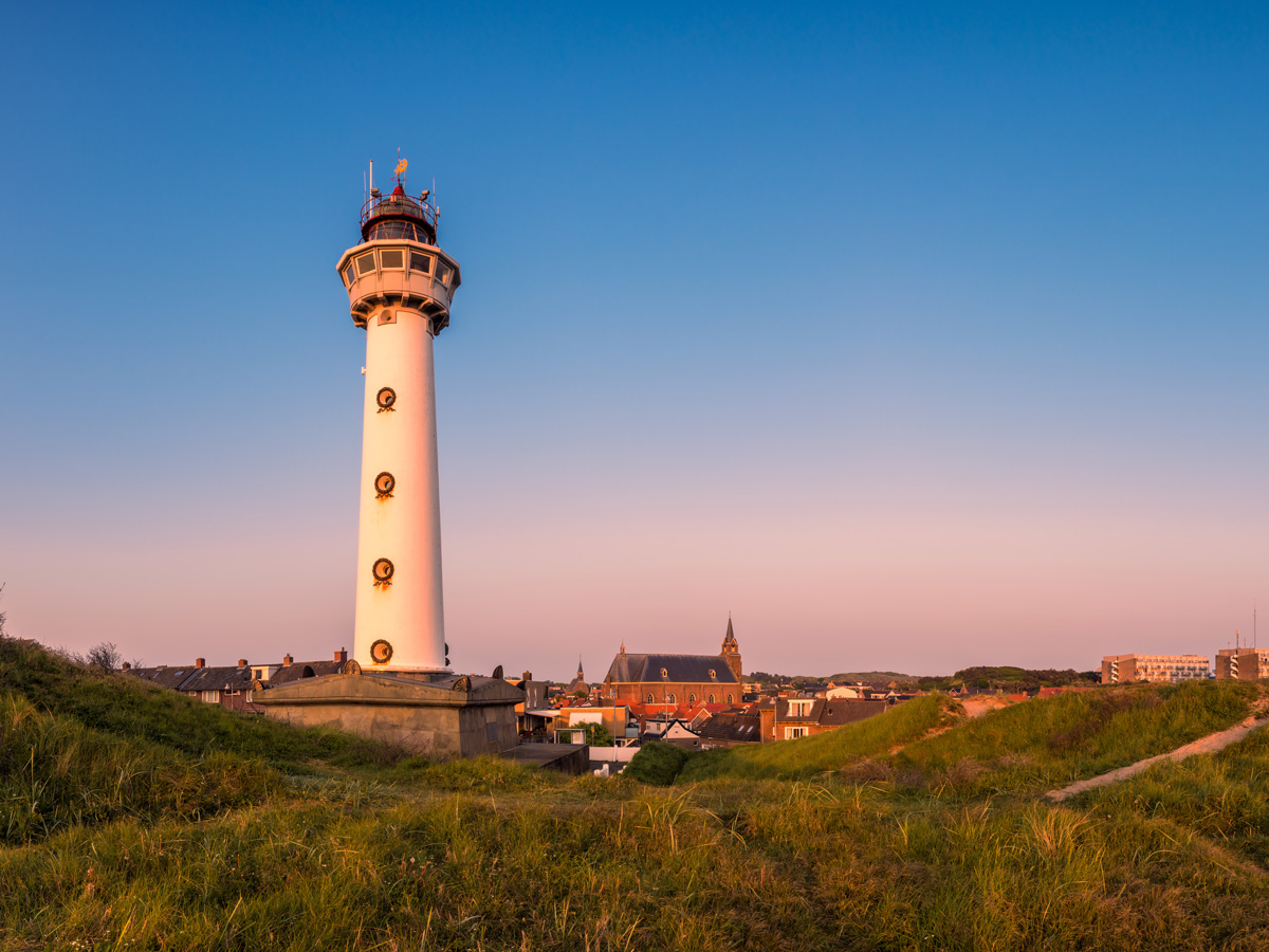 egmond-aan-zee-idylle-pur-tulpenbluete-in-holland-mit-blumencorso-und-besuch-des-keukenhofsi-leuchtturm-egmond-aan-zee-206201384.jpg