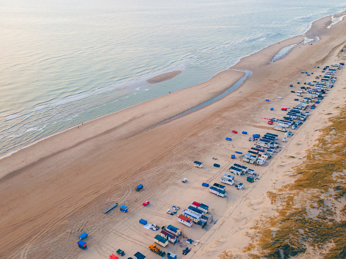 egmond-aan-zee-silvester-an-der-nordsee-mit-traditionellem-neujahrsschwimmen-egmond-aan-zee-593896833.jpg