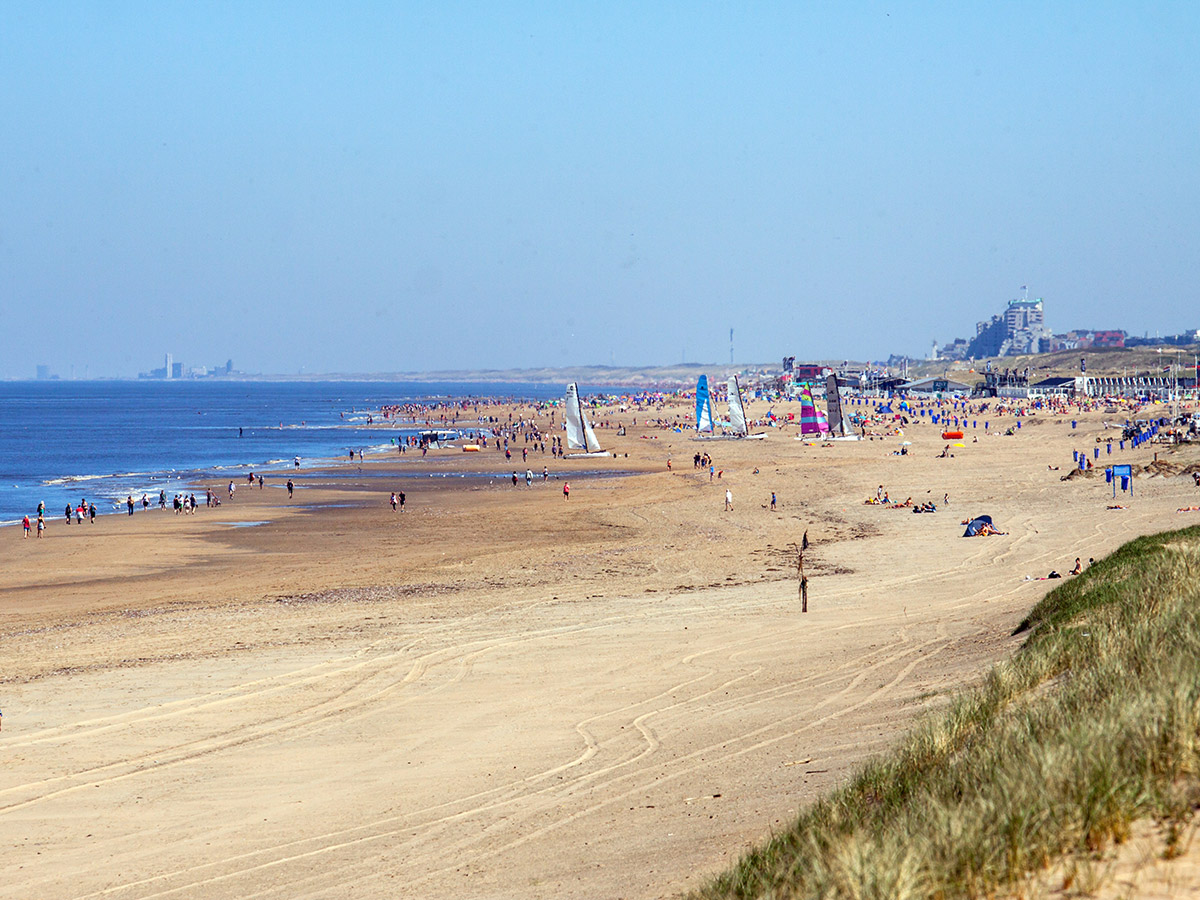 norordwijk-aan-zee-holland-wie-im-bilderbuch-am-strand-von-noordwijk-aan-zee-375359412.jpg