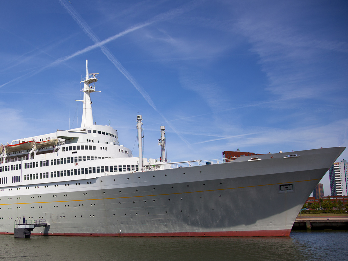 rotterdam-ein-traum-vergangener-kreuzfahrtgeschichte-im-hafen-altes-passagierschiff-22983306.jpg