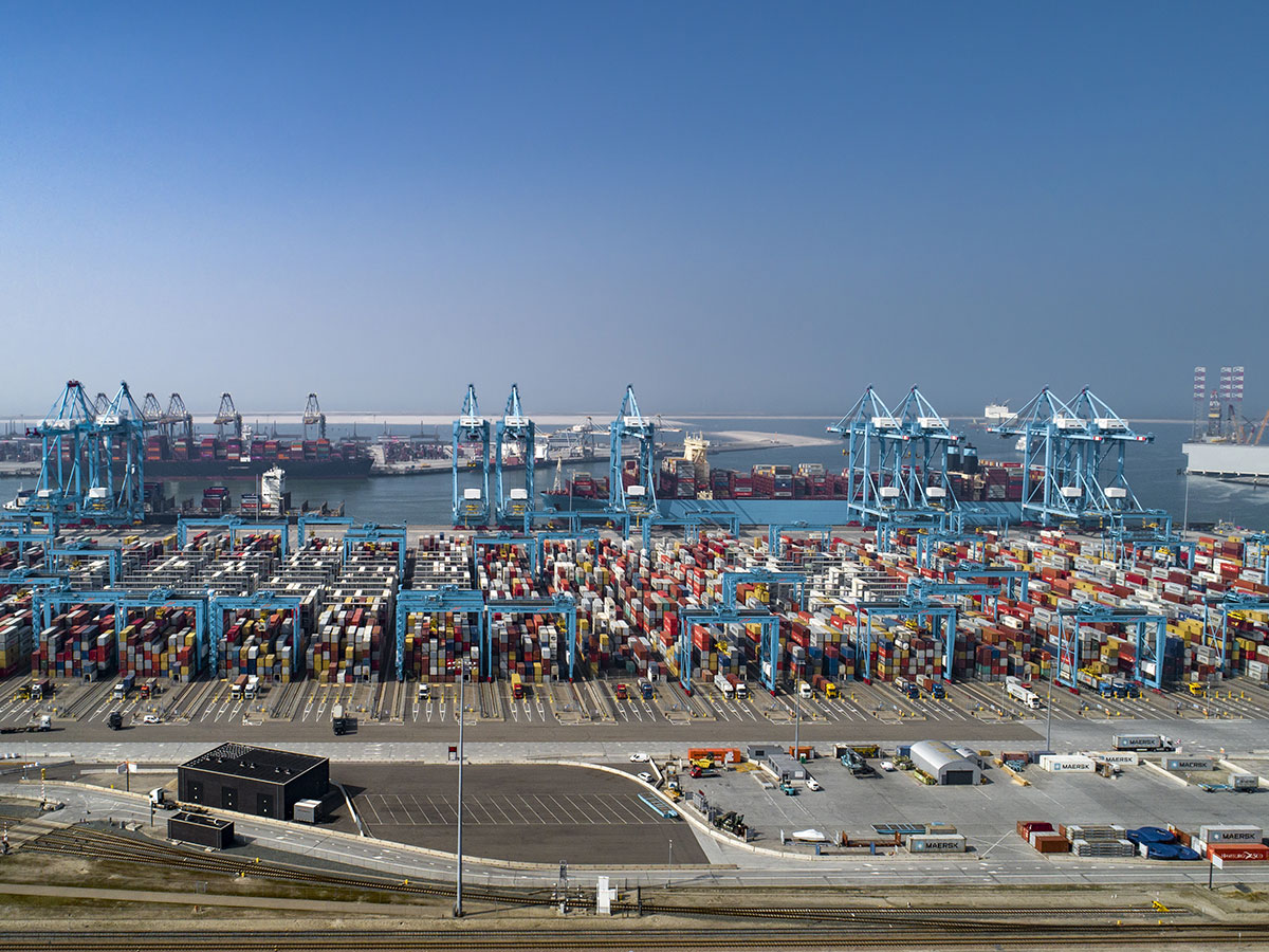 rotterdam-ein-traum-vergangener-kreuzfahrtgeschichte-im-hafen-container-terminal-294472299.jpg