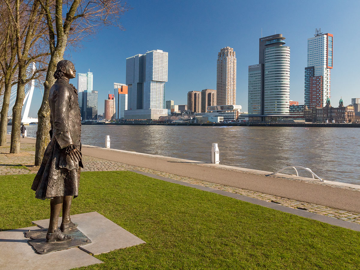 rotterdam-ein-traum-vergangener-kreuzfahrtgeschichte-im-hafen-rotterdam-skyline-191763706.jpg