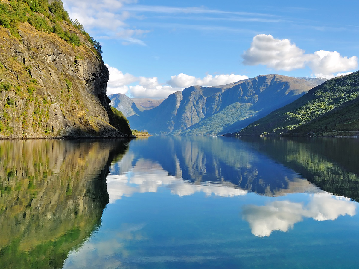 norwegen-indian-summer-fjord-in-flam-59412163.jpg