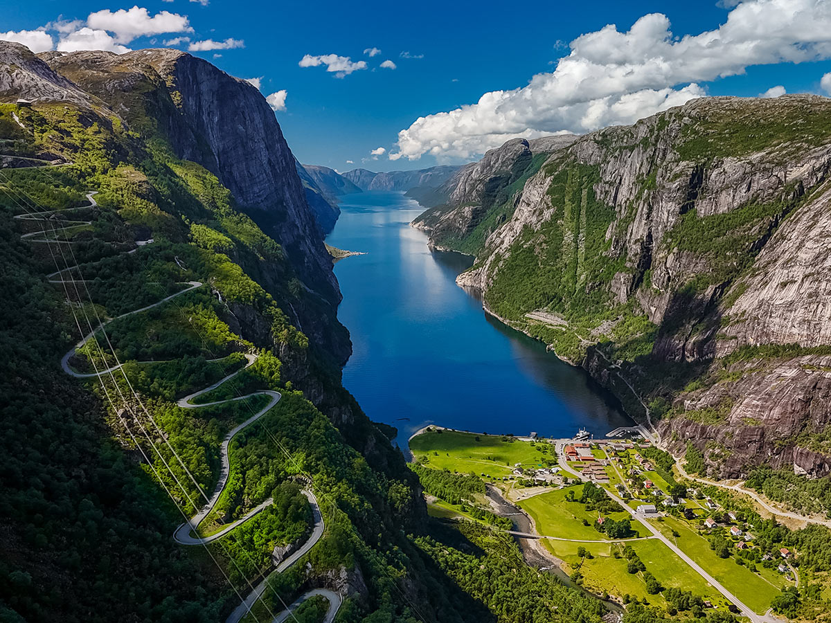 norwegen-indian-summer-serene-fjord-856702832.jpg