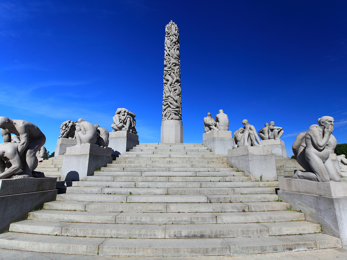 winterwunderland-suednorwegen-das-land-der-fjorde-und-fjelle-im-winterkleid-monolith-in-vigeland-skulpturen-park-453607000.jpg