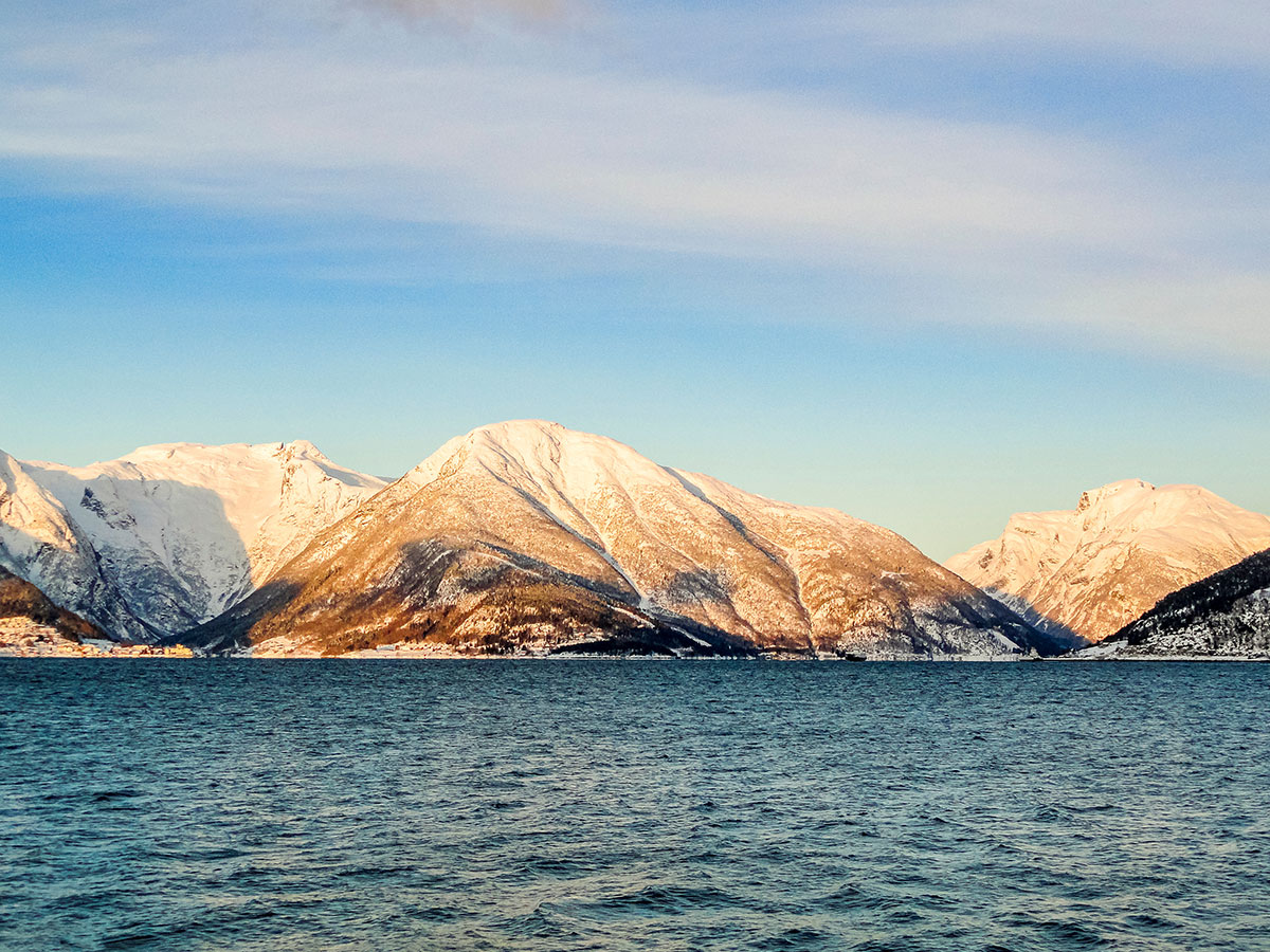 winterwunderland-suednorwegen-das-land-der-fjorde-und-fjelle-im-winterkleid-sonnenaufgang-ueber-dem-fjord-387386750.jpg