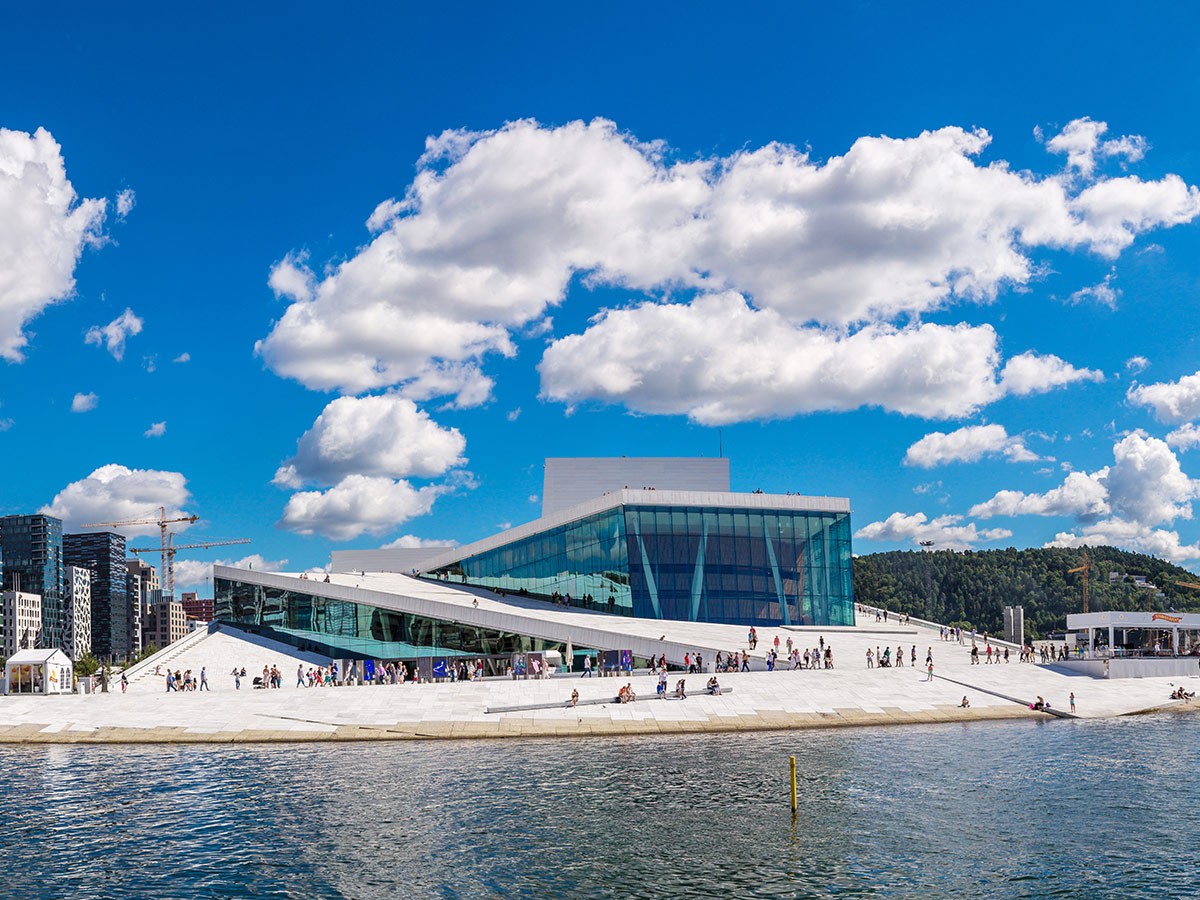 winterwunderland-suednorwegen-das-land-der-fjorde-und-trolle-im-winterkleid-opernhaus-von-oslo-74184354.jpg